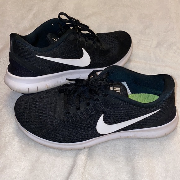 Nike Free Runs - Picture 2 of 5